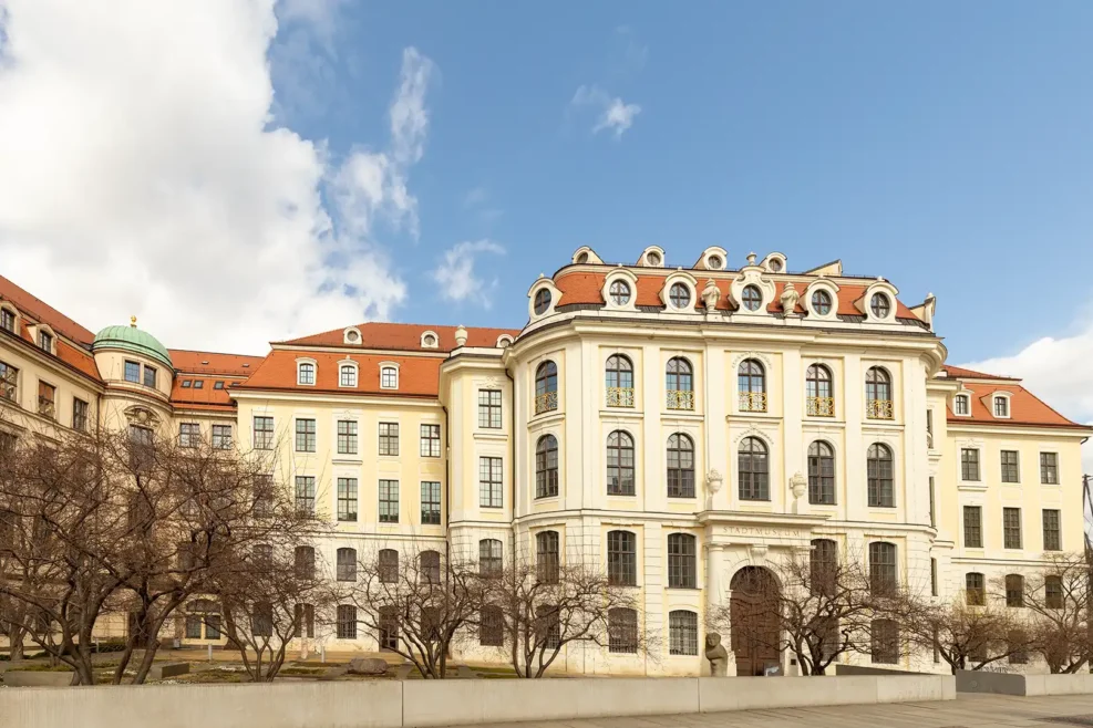 Stadtmuseum-Dresden-Aussen-Ansicht - Hochzeitsfotograf Dresden Melanie Kunert Fotografie